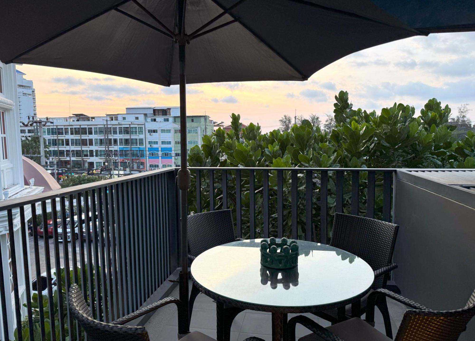The Deck Condominium By Lofty Patong Esterno foto