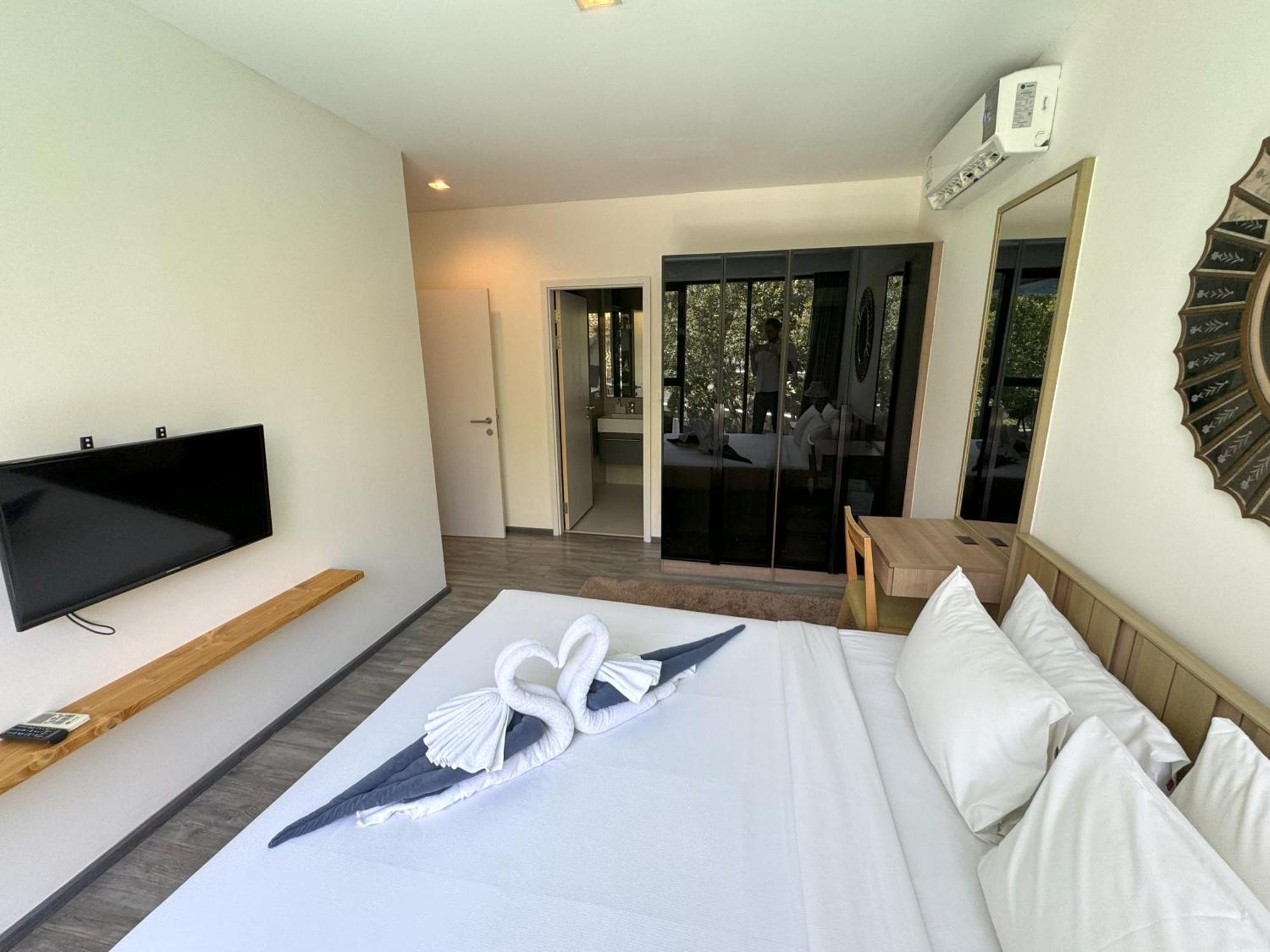 The Deck Condominium By Lofty Patong Esterno foto